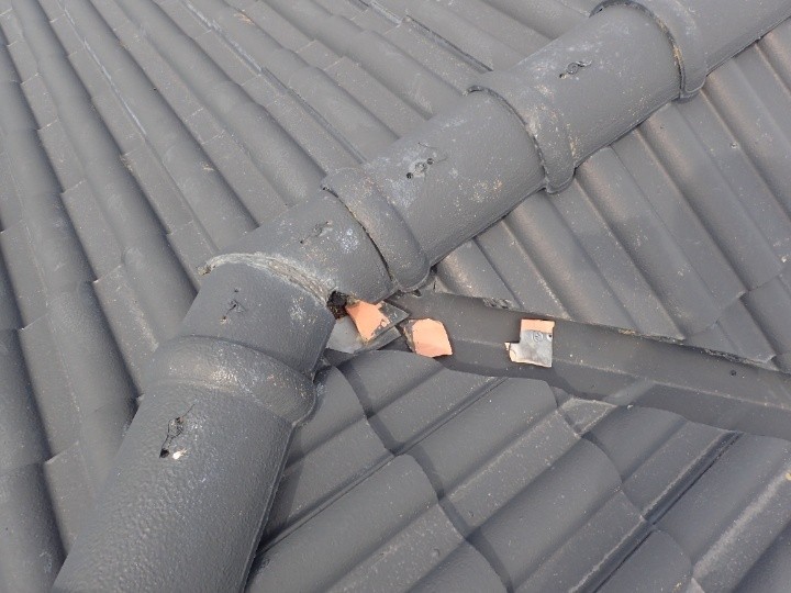 瓦屋根が破損した状態