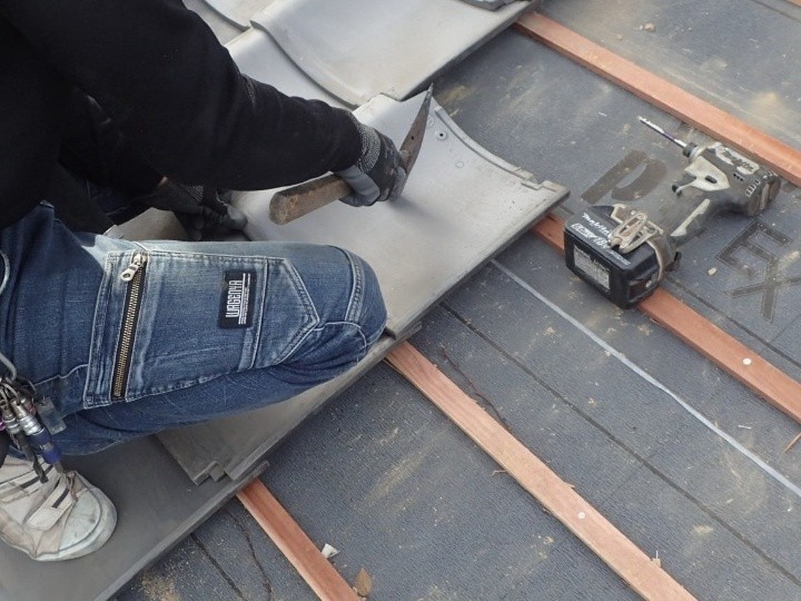 新しい瓦（いぶし瓦）の設置