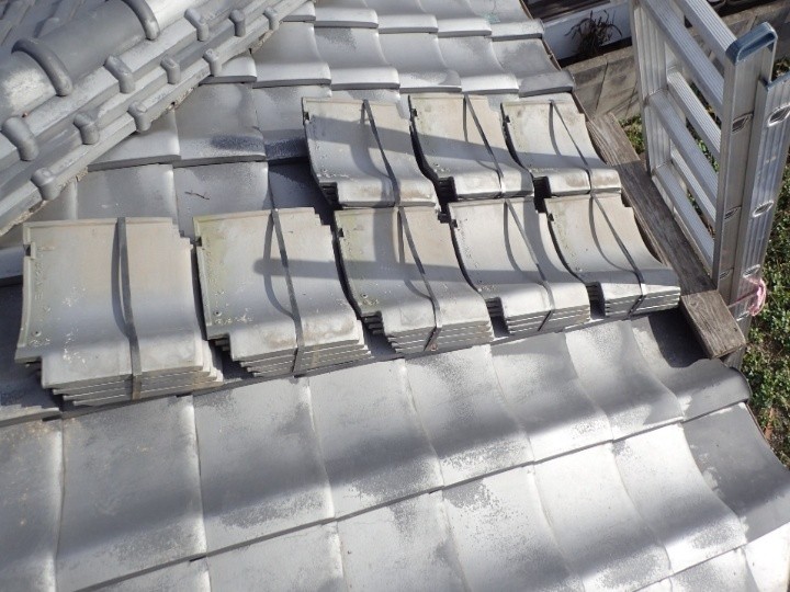 新しく設置する瓦（いぶし瓦）を用意