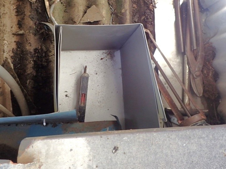 箱谷に加工した板金を設置