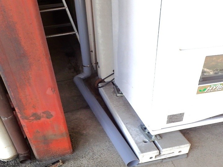 竪樋を金具で固定して仕上げ作業