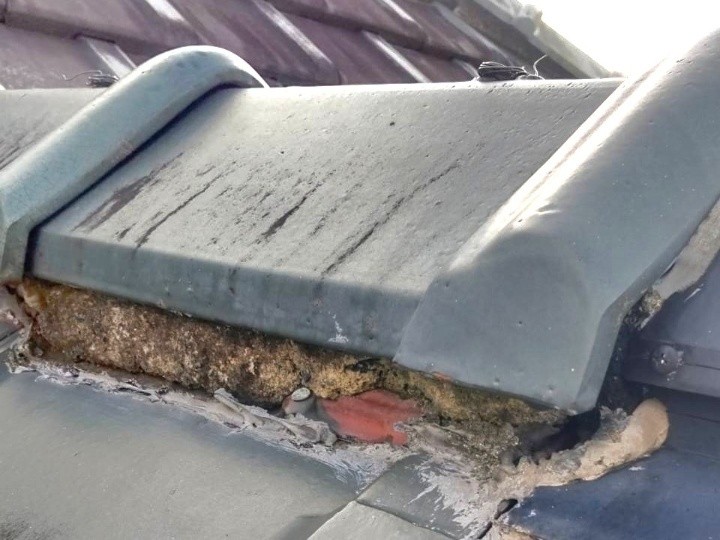 棟瓦の漆喰が剥がれ始めている状態