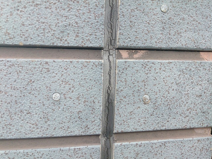 外壁目地（シーリング）のひび割れ