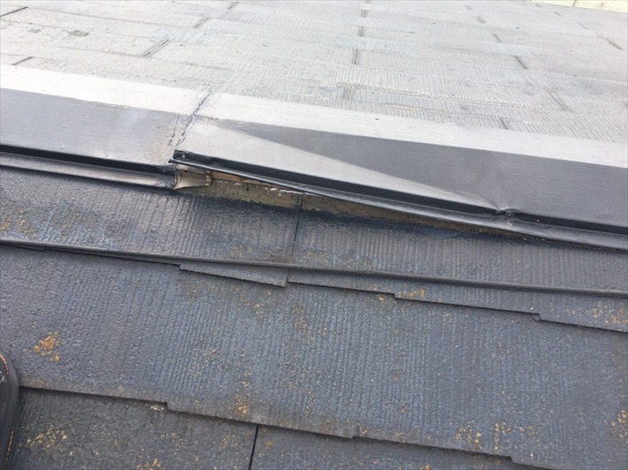 はずれかかった棟板金