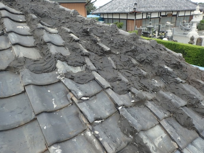 過剰にコーキングされた瓦屋根