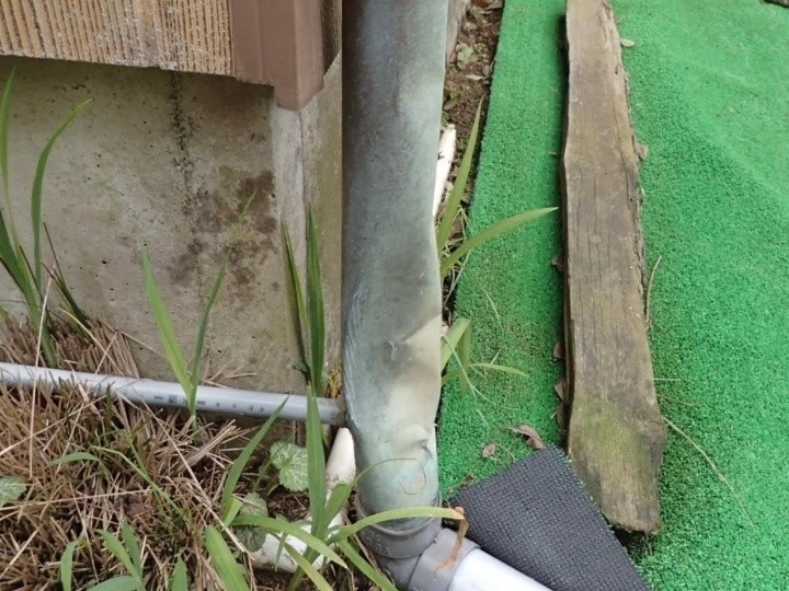 竪樋下部の大きな凹み