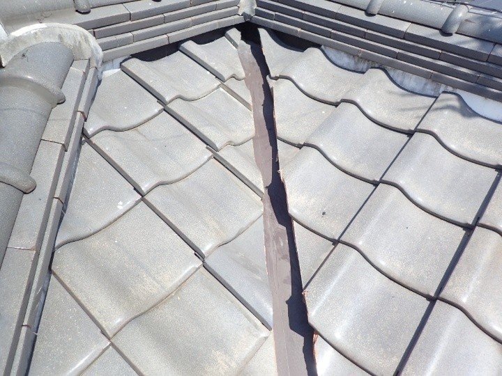 市原市上高根にて錆が目立つ谷板金をガルバリウム鋼板製の谷板金へ交換工事