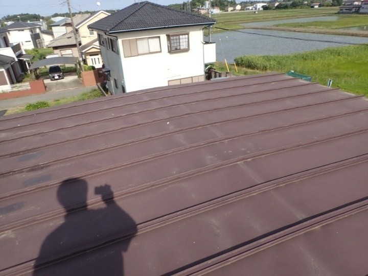 屋根全体の経年による退色と塗膜の弱まり
