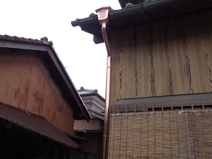 損傷した銅製雨樋を新しく交換工事した後の住宅