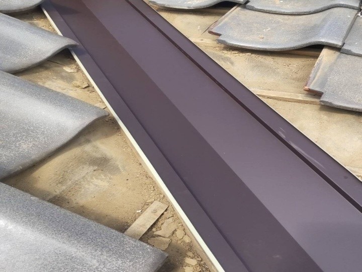 新規ガルバリウム鋼板谷板金を施工