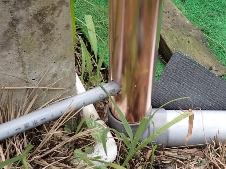 給湯器の水抜き管の接続調整