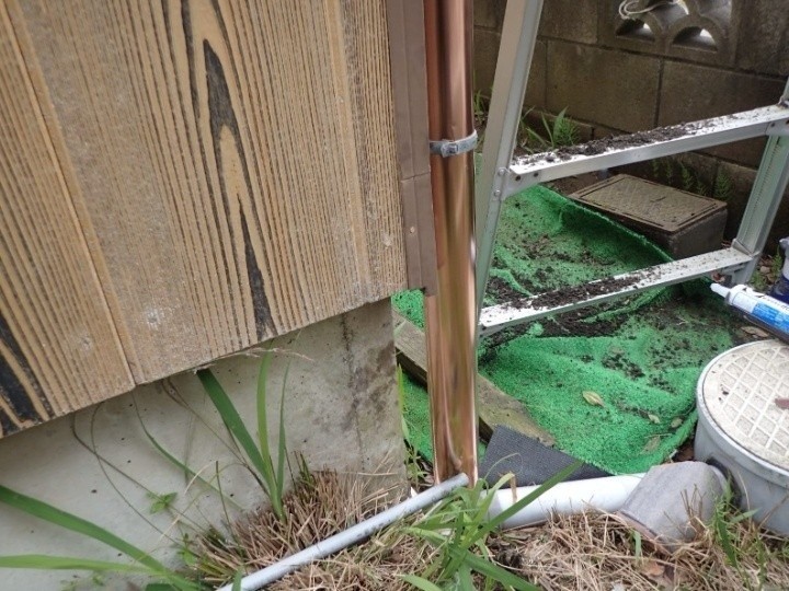 竪樋の寸法調整と接続作業