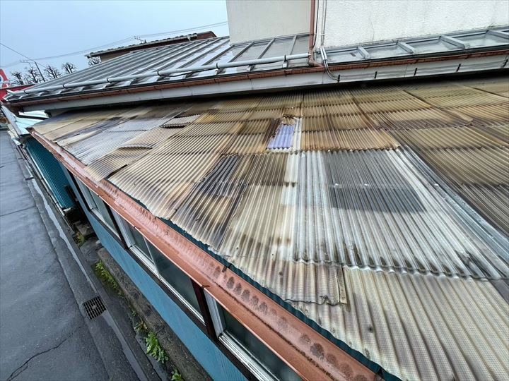 劣化したポリカーボネートの屋根