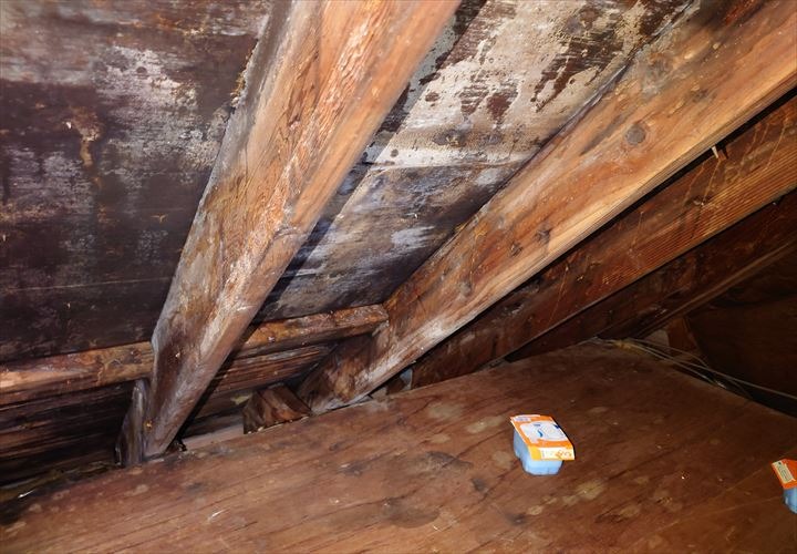 湿気のこもった小屋裏
