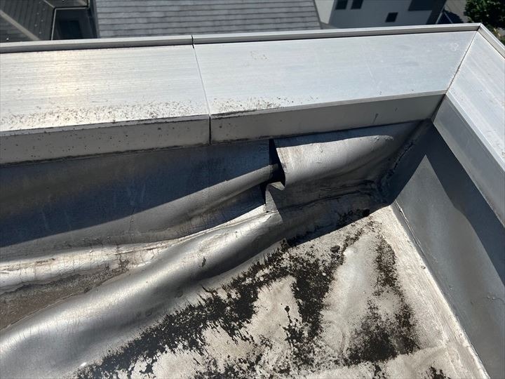 防水シートにできた隙間