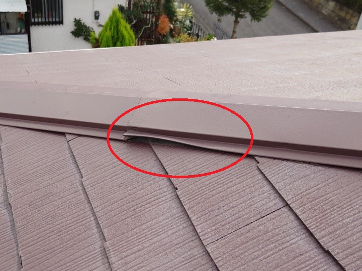 棟板金は変形して浮き上がった状態