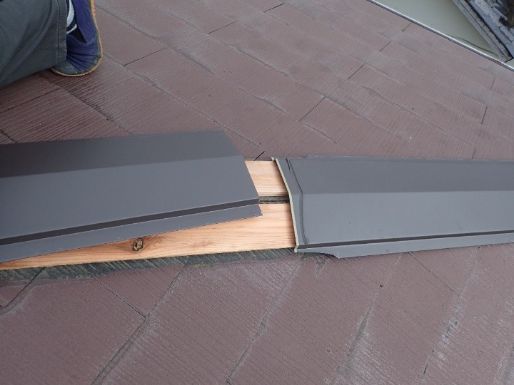 新しい棟板金の取り付け作業