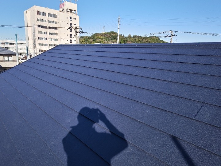 レサス屋根から金属屋根スーパーガルテクトへ葺き替え工事を行い耐久性を向上