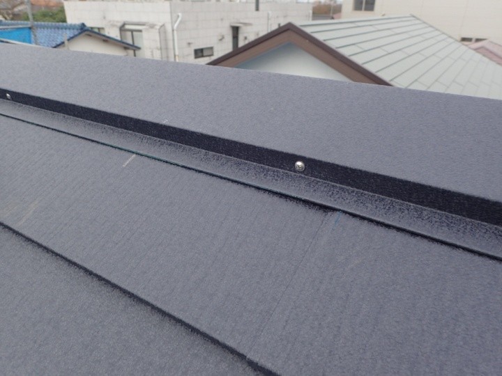 棟板金を設置してビスで固定