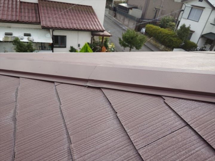 浮いた棟板金に一時的な応急処置を行い雨漏りを検証
