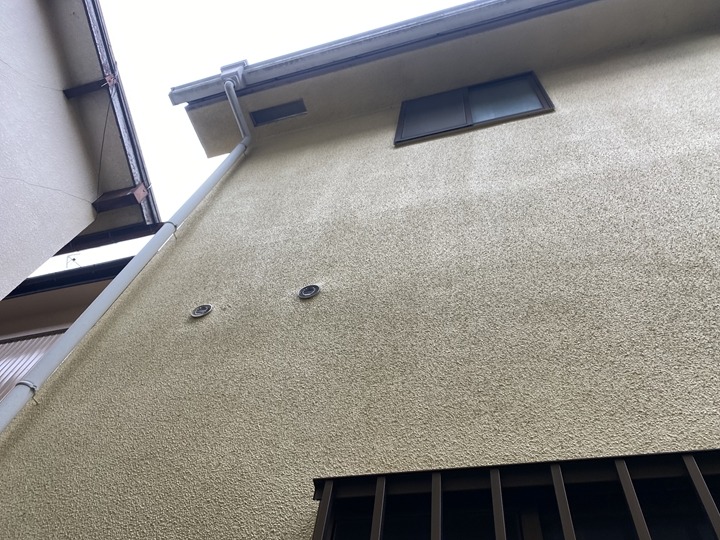 汚れてくすんだ外壁