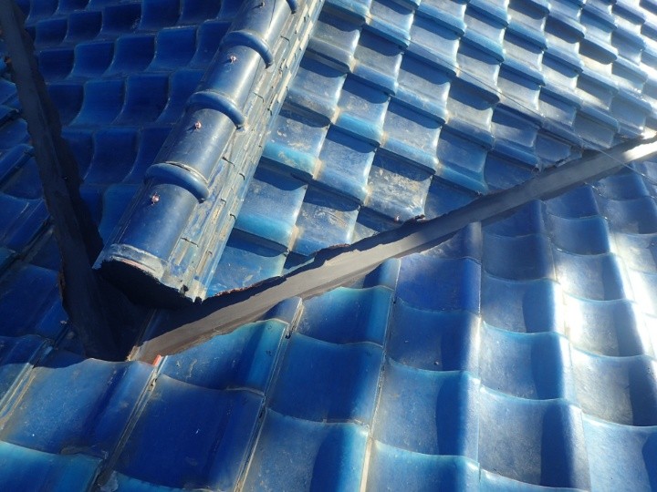 銅板谷板金の腐食穴による雨漏りをカラーステンレス製谷板金へ交換し、防水性を強化