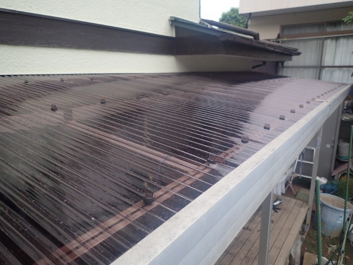 色褪せたテラス屋根をポリカーボネート波板へ交換工事