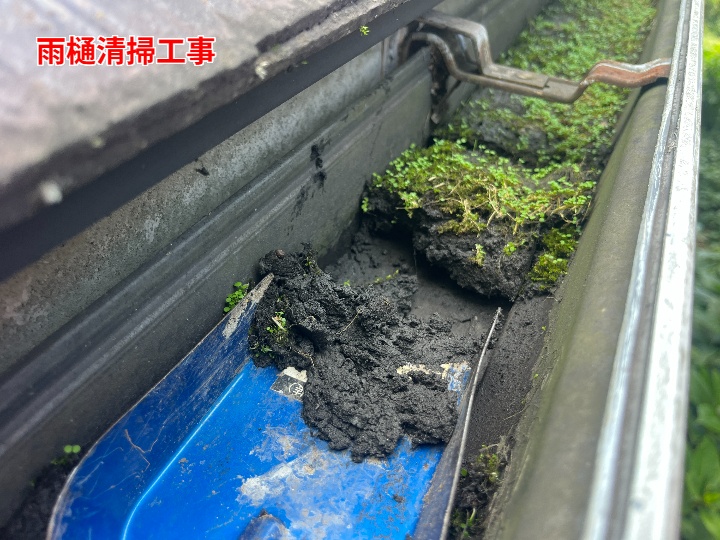 残土を除去する清掃作業