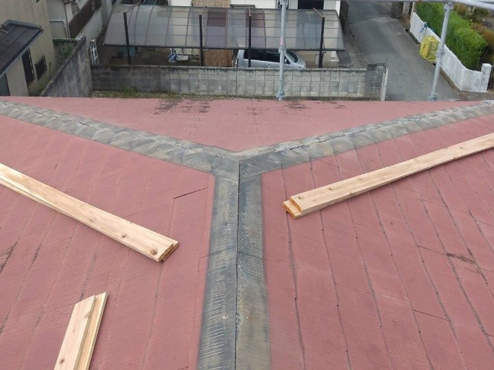 棟板金撤去後の屋根