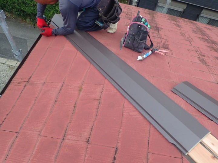 棟板金の取り付け作業