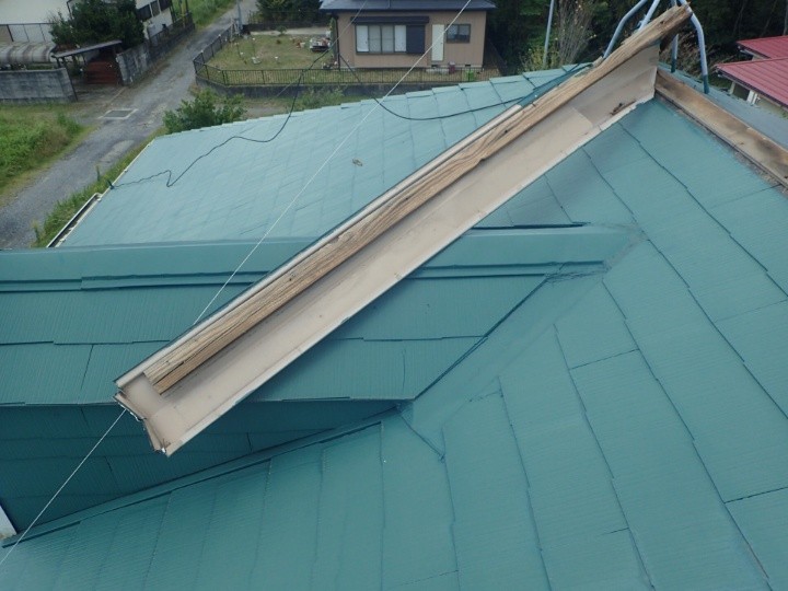外れた棟板金の屋根