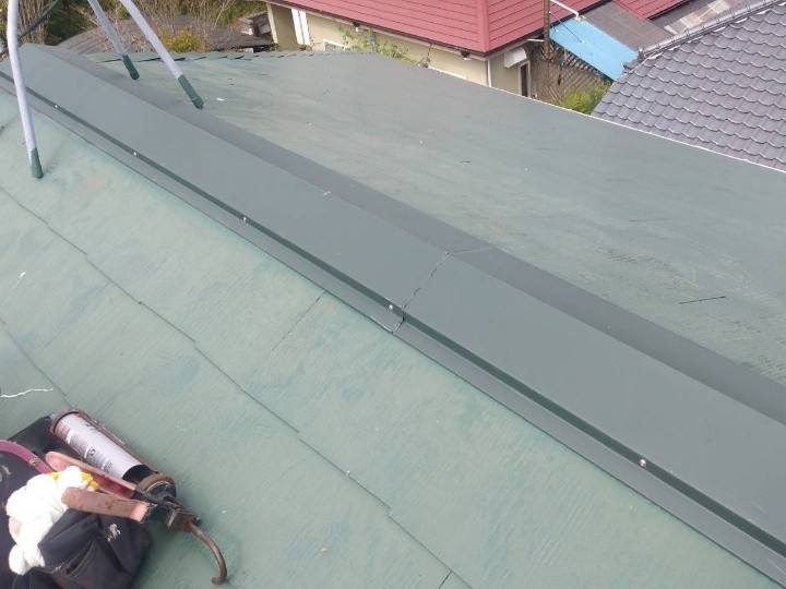 新しい棟板金設置後