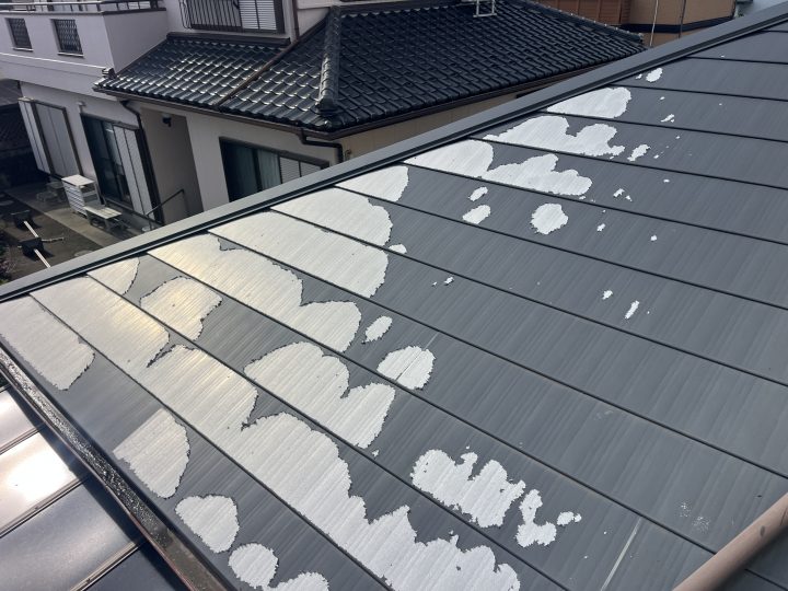 屋根面の広範囲な塗膜剥離