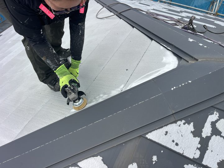電動工具で屋根をケレン