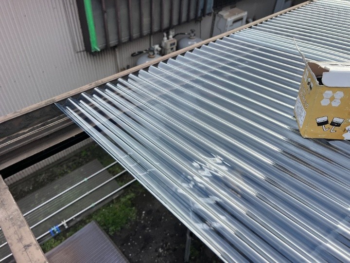 新しい波板の設置中
