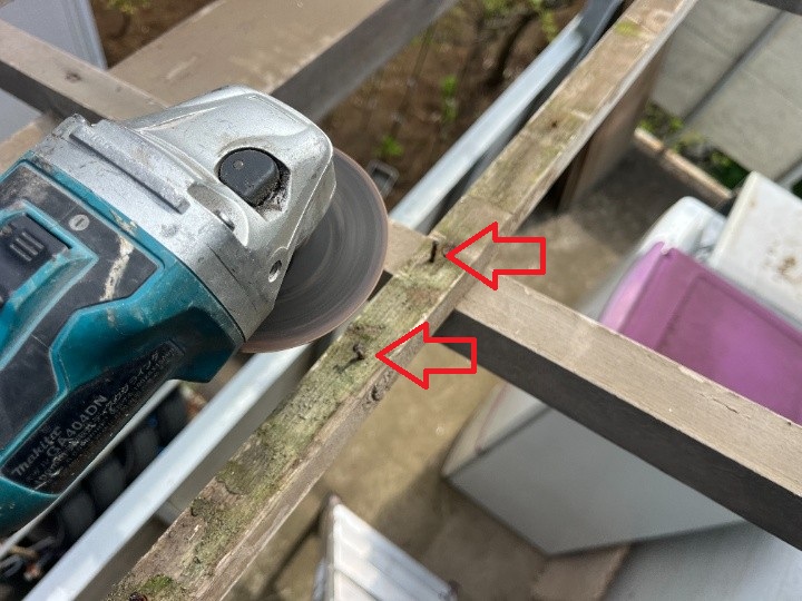 飛び出した釘の削り作業