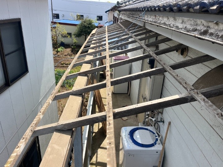 波板撤去後の通路屋根下地