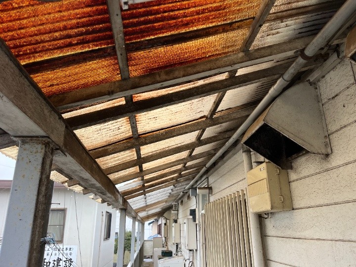 劣化した通路の波板屋根