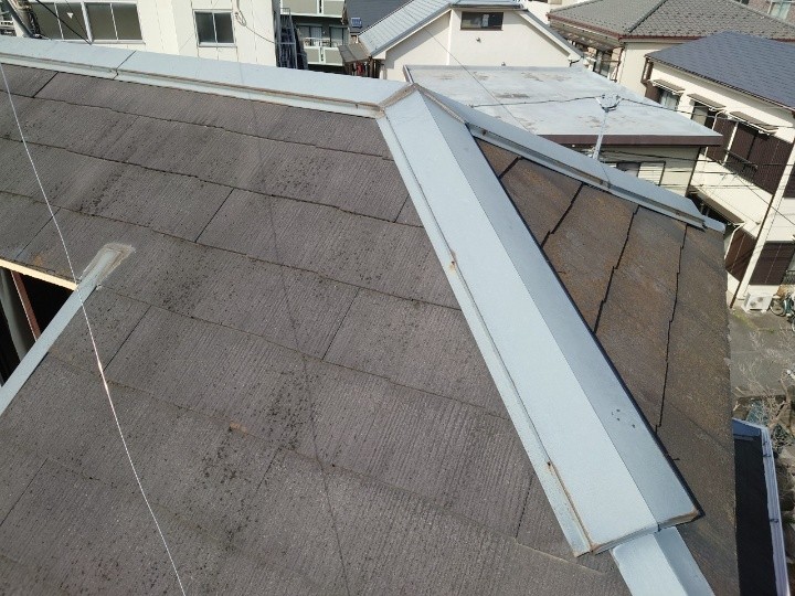 棟板金が浮いた屋根