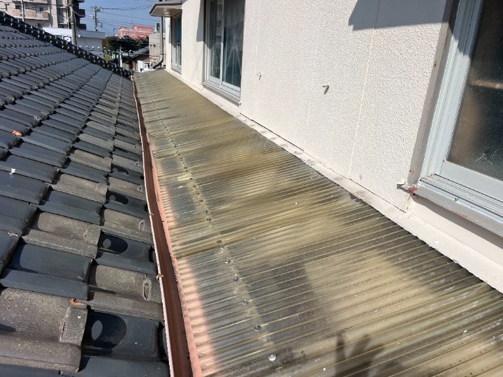 劣化した波板屋根全景