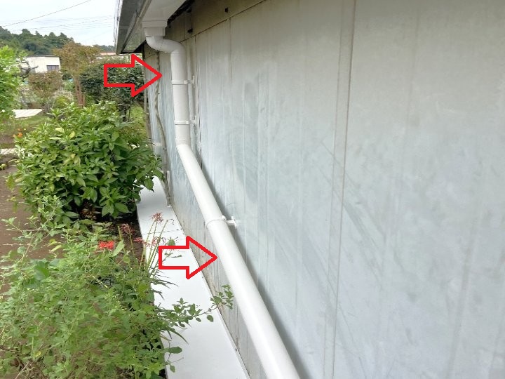 新設した竪樋と配管