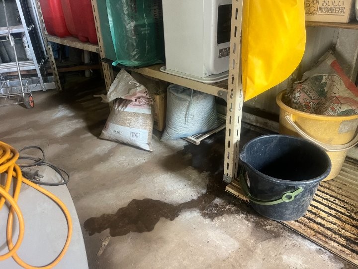 倉庫床に広がる浸水跡