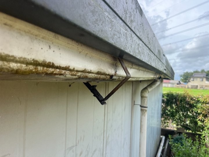 破損した雨樋と吊り金物