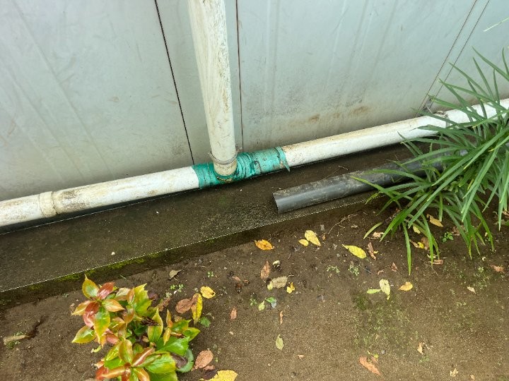 補修痕のある竪樋接続部