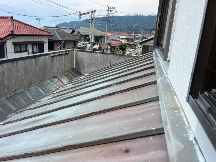 劣化した瓦棒屋根全景
