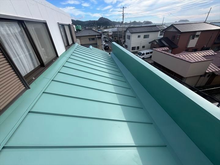 雨漏りした屋根に立平葺きでカバー工事を行い防水性を回復