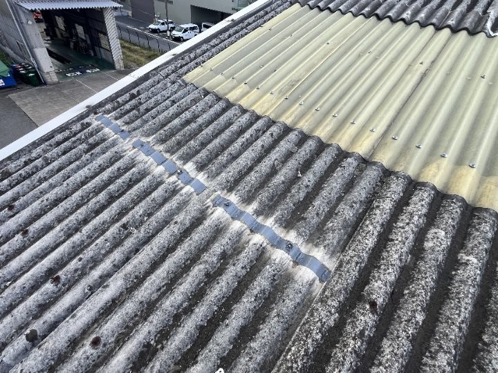 雨漏りした大波スレート屋根をコーキング補修して防水性回復した状態