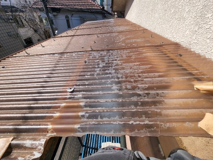 劣化した波板の表面