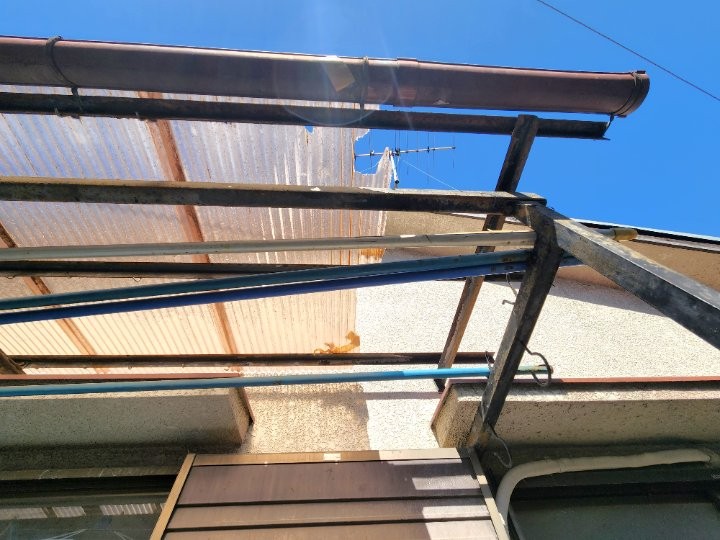 飛散したベランダ波板