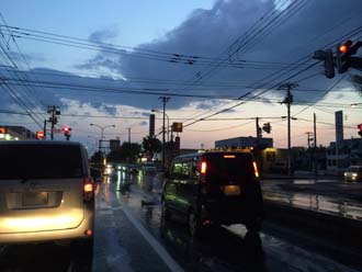 夏の夕方の雨